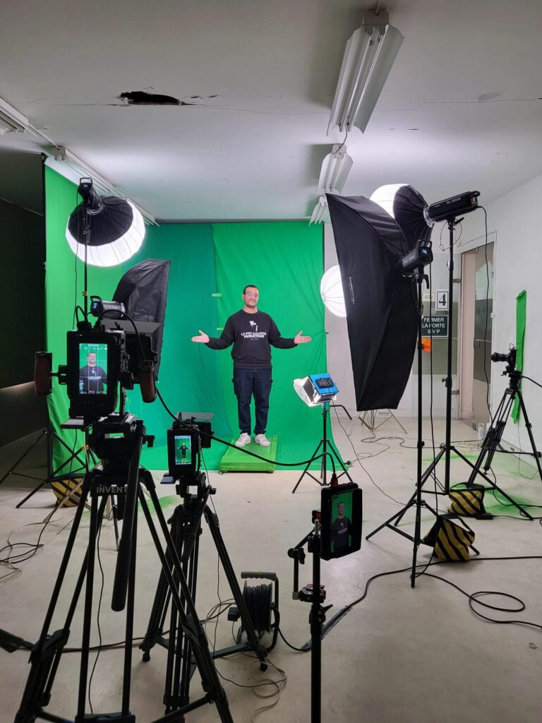 Tournage multicaméra devant un fond vert mobile installé chez un client