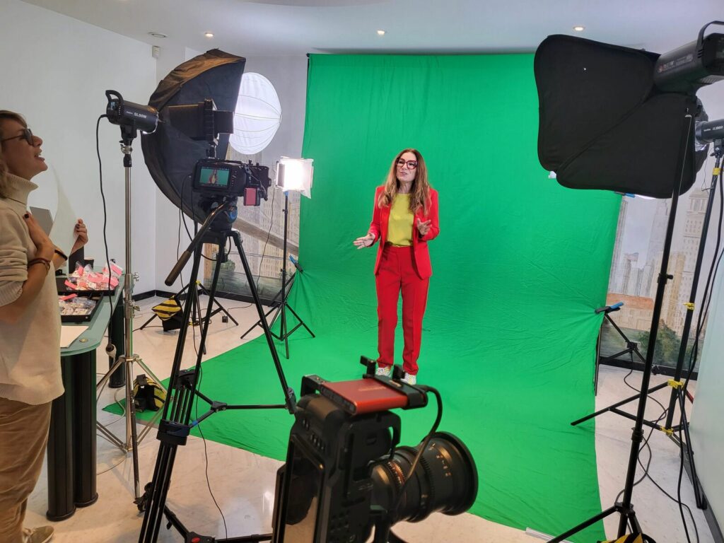 Prise de parole en entreprise filmée devant un fond vert mobile
