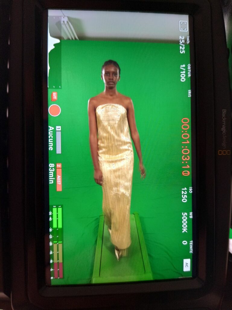 Retour caméra pendant un tournage devant un fond vert mobile