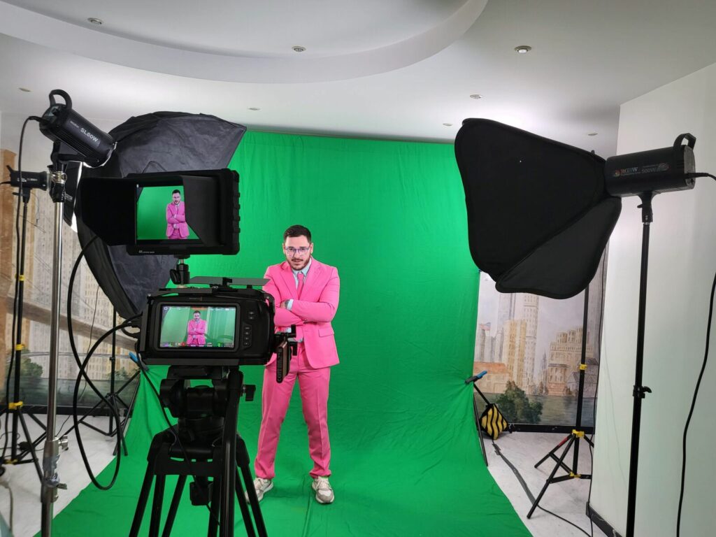 Comédien en costume filmé devant un fond vert mobile