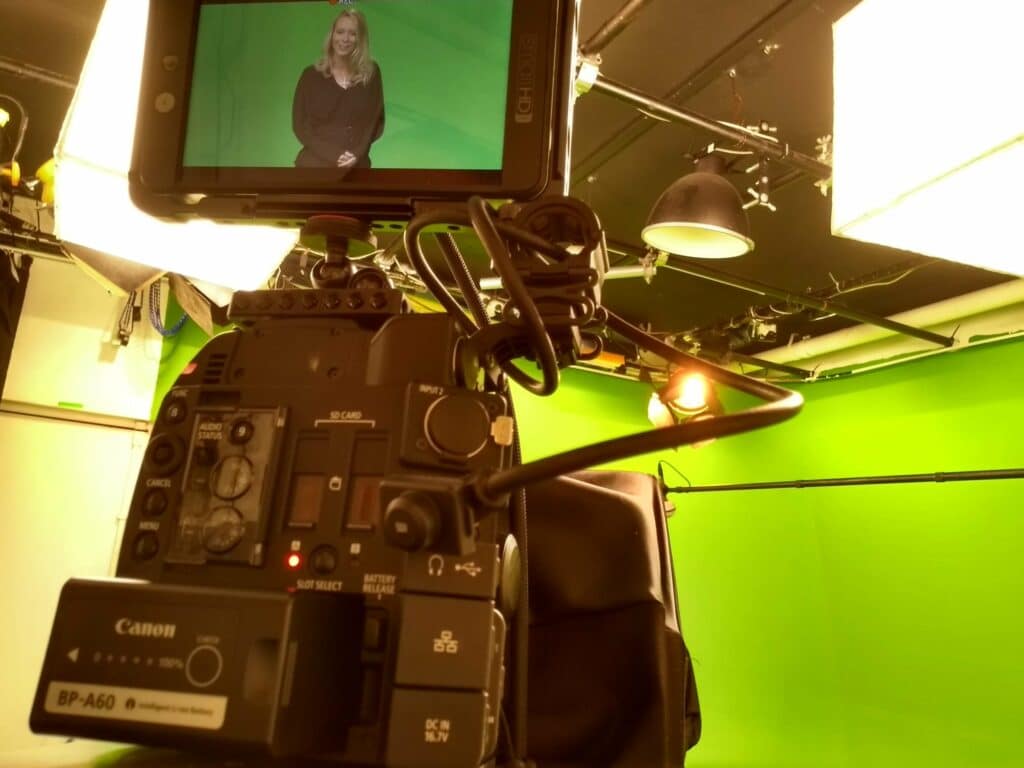 Caméra Canon et moniteur de contrôle montrant la présentatrice sur fond vert pendant le tournage du faux JT Volvo France