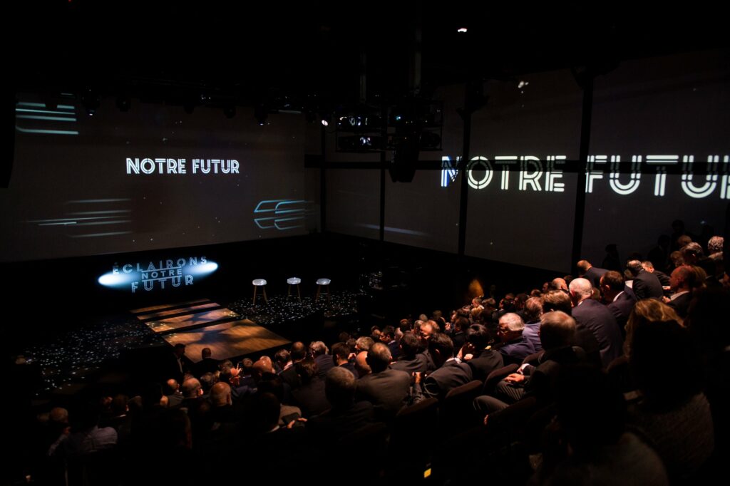 Salle de la convention Volvo Car France : le public face aux écrans « Notre futur »