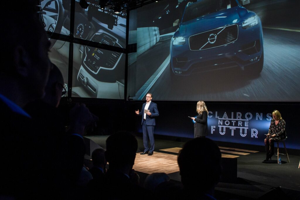 Écrans de la convention Volvo Car France projetant un véhicule en mouvement pendant la présentation