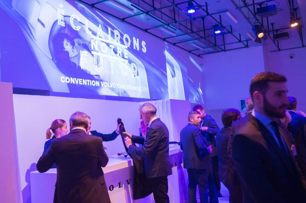 Accueil des invités à la convention Volvo Car France 2018, sous l’écran « Éclairons notre futur »